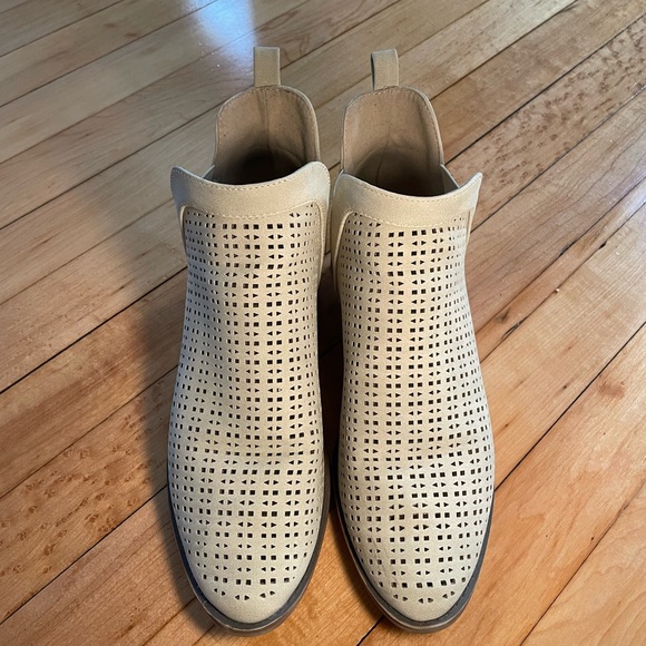 Cream/white suede ankle boots size 9/9.5 with 1 inch heel - Picture 3 of 10